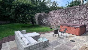 Shepherds Hut with Hot Tub - Foto 2, Garden, Garden view