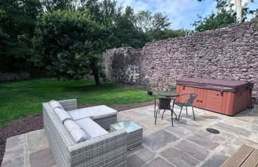 Shepherds Hut with Hot Tub - Foto 2