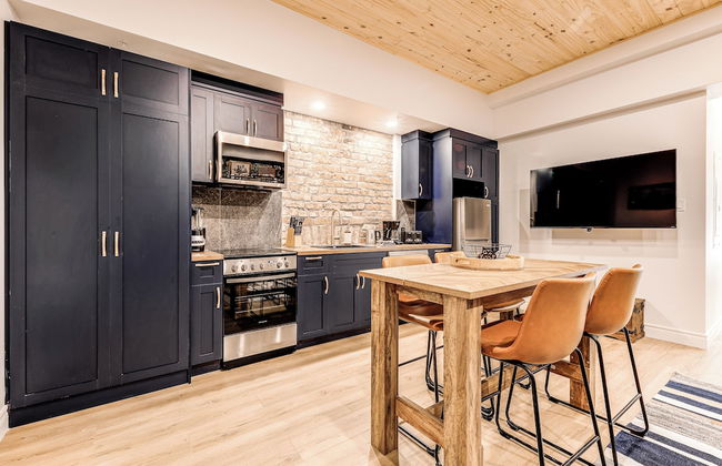 Historic Two Bedroom Facing Parliament - Photo 8