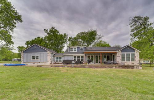 Lakefront Afton Home with Hot Tub and Game Room! - Foto 38