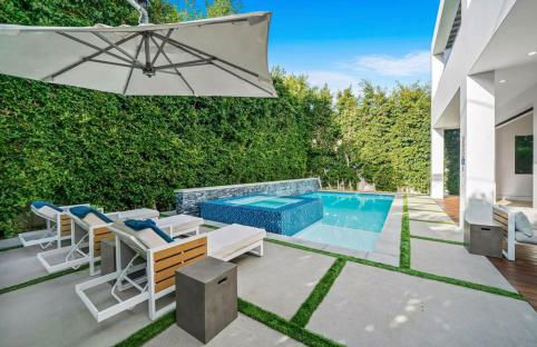 Luxurious Retreat - Modern House with Pool - Photo 3