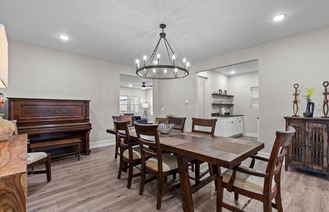 Uptown Elegant Escape | JZ Vacation Rentals - Photo 16