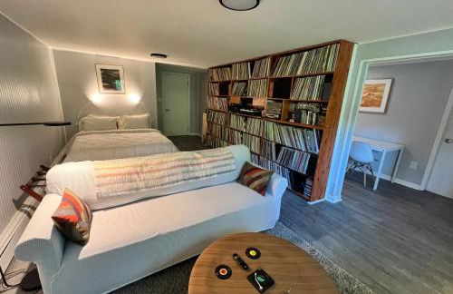 Mid-Century DJs Dream near Rhinebeck - Photo 4