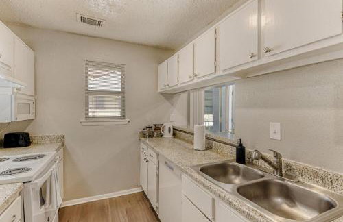 Serene King Suite Getaway - Sleeps 4 - Pool, Pkg - Foto 18