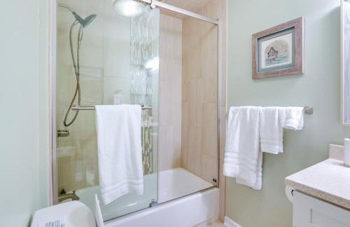 Radford Home with Wraparound Deck! - Foto 16