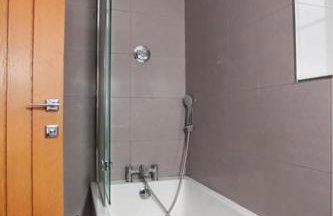 Three Bedroom House, Driveway, Bracknell Centre - Photo 11