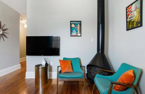 Mid-Century Marvel Steps from Restaurants Bars and Markets 3BR & 2BA - Foto 11