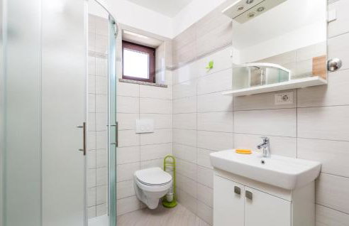 5 Bedroom Amazing Apartment In Viskovo - Photo 46