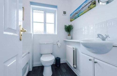 Beach Retreat with Hot Tub Sleeps 8 - Foto 38