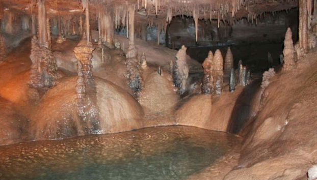 Laguna interior y estalactitas en Umajalanta