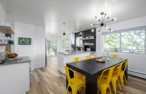 Relaxed Hillside Retreat with Hot Tub and Skyline Views - Foto 2