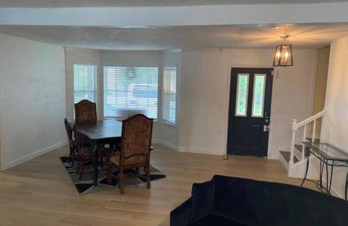 6BR Dream Getaway w Heated Pool & Peaceful Vibe - Photo 15