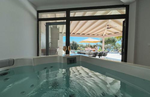 Mediterranean Oasis Seaside Villa with Pool - Foto 24