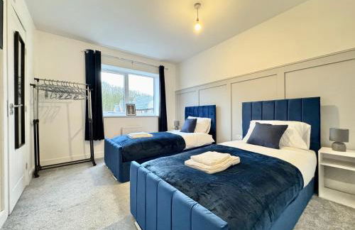 Stylish 2 Bedroom Home Near Lake with Free Parking & Garden - Photo 19