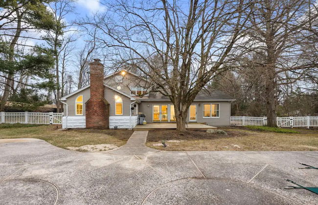 Cozy Fall Home With 4BR and Fireplace - Photo 33