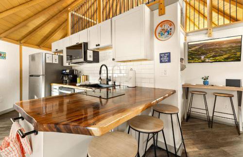 Canyon Family Yurt Cabin - Hot Tub Loft Full Kitchen & Bath - Photo 4