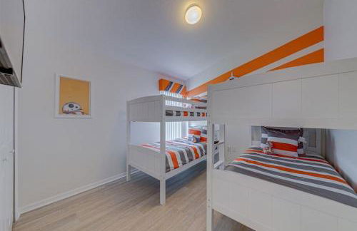 580 - Stunning Renovated Home with Large East Facing Pool Deck Overlooking Preservation Area and Games Room - Foto 35