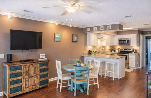 Waterfront Home, Short Walk to Beach, Deck/Balcony - Foto 49