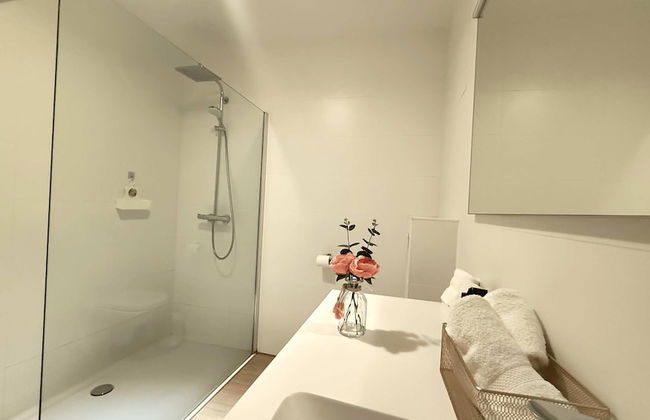 Spacious 3BR 2/5 BA Near Diamond District by Oneluxstay - Foto 31