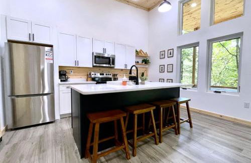 Modern Gem w/Spacious Deck, Swinging bed, Hot Tub - Foto 28