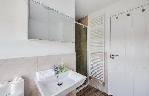 Stunning Detached House with Driveway Parking, Office Room, Self-Check-In, Fast WiFi and Smart TV with Sky and Netflix by Yoko Property - Photo 20