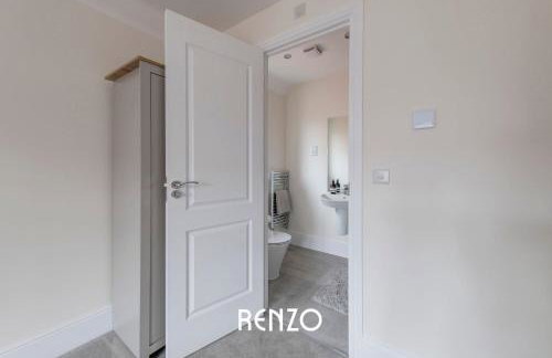 Spacious and Lovely 4-bed Home in Castle Donington by Renzo, Sleeps 6! - Photo 30