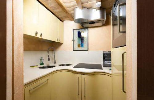 Medieval Tower In Sibillini Mountains Park - Foto 3