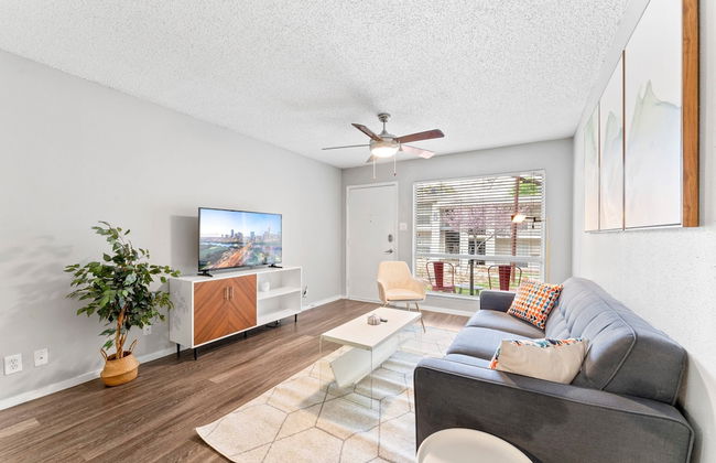 Soco 2BR Corner Suite w Pool King bed Fast Wifi - Photo 26