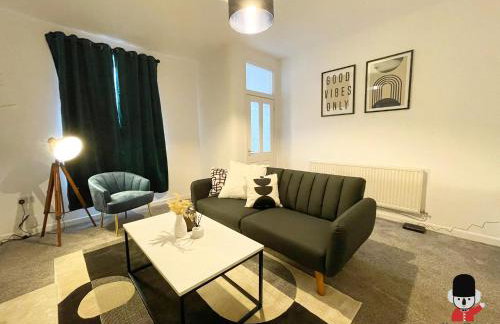 KozyGuru / Wigan / 2BR 4Beds / Newly Refurbished Stylish Holiday House / Close to Big Retail Park / UWNE034 - Foto 1