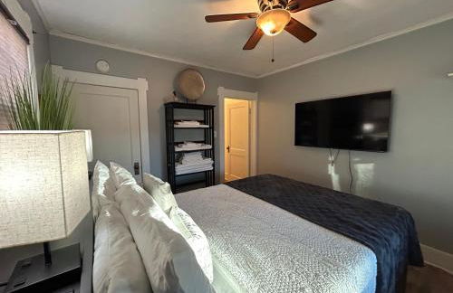 Charming 1920s Retreat Modern Kitchen 5 minutes to Dining and Med District - Foto 13