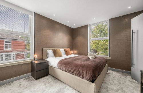 West Didsbury Retreat l Cinema l Sleeps 8 - Photo 18