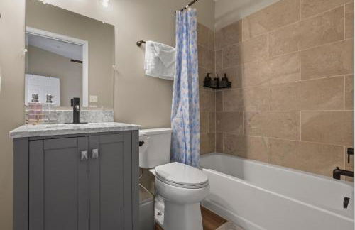 Cabin with King Bed , XBOX, HotTub, Games, Firepit , Stargazing Dome - Photo 28