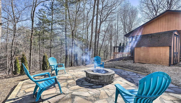 Unwind Fireside Serene Murphy Escape with Hot Tub! - Photo 5, Interior