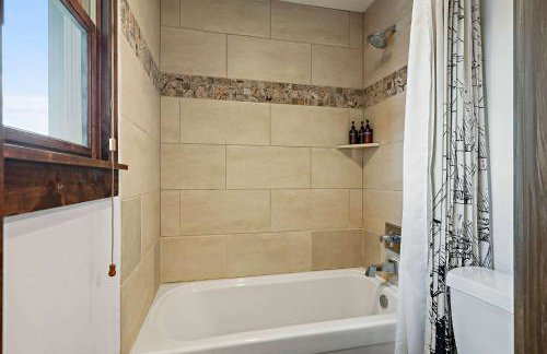 Lake Travis Luxe Villa - 4BR, Pickleball & BBQ - Foto 32