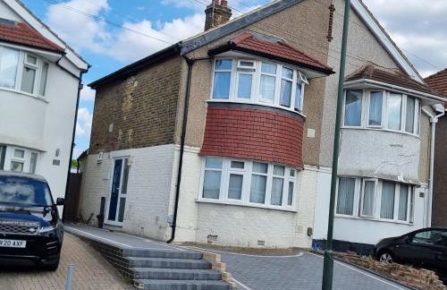 Entire 3 bedroom home with Parking in Welling, London, UK - Photo 63