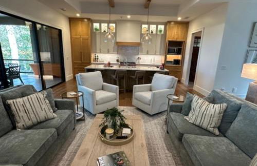 Modern Lodge Getaway, Creek and Mountain View - Foto 4