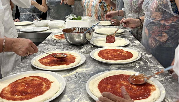 Aggiungendo ingredienti alla pizza napoletana
