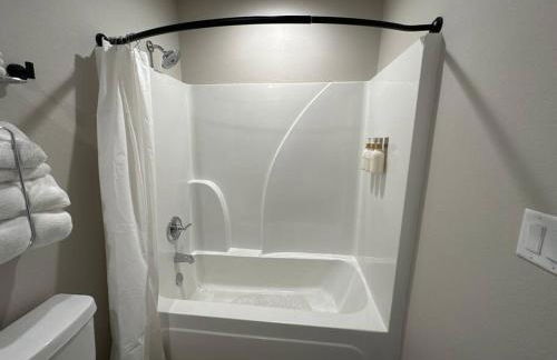 Brand New! Charming and Cozy Too - Foto 31