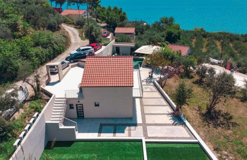 Mediterranean Oasis Seaside Villa with Pool - Foto 47