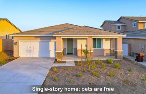 Entire Private Home with 4 Bedrooms 2 Bathrooms, Mountain Edge, New House, Ranch, Gated Yard, Available Now - Foto 16