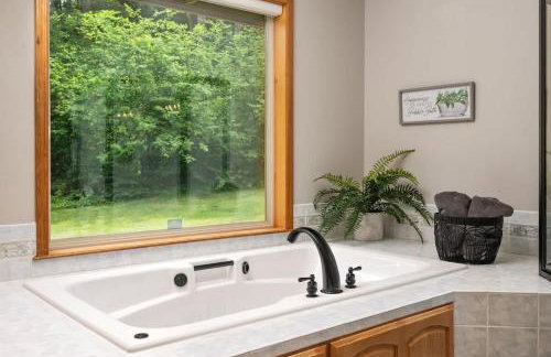 Iron Mountain - Spacious Secluded Lodge with Hot Tub & Game Room - Photo 42