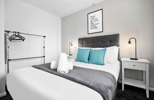 Three Bedroom House - Garden Space - Parking Included - Netflix Access - Parking - 74B - Foto 25