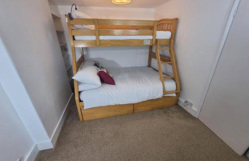 Neet Retreat - sleeps 7 next to beach - Foto 31