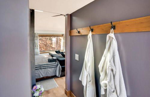 Blooming Redbud Treehouse with private hot tub - Foto 18