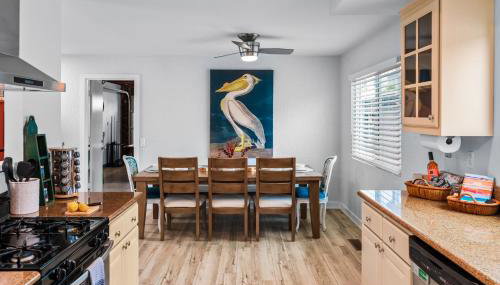 Mile to Beach! Private, Family & Pet Friendly Oasis! Pool Table & Hot tub! - Foto 4, stove, dishwasher, pet friendly, minibar