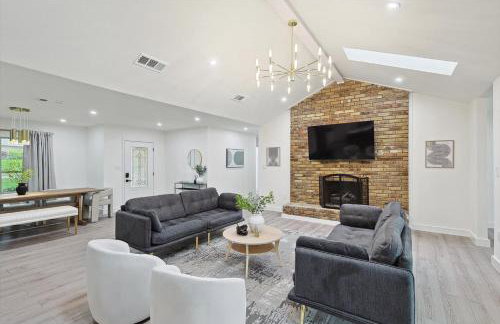3-BD Backyard Oasis w Pool Patio Firepit - Foto 8