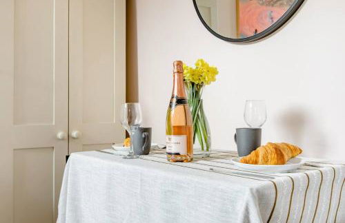 Luxury King-Bed EnSuite with Quiet Private Patio - Foto 7