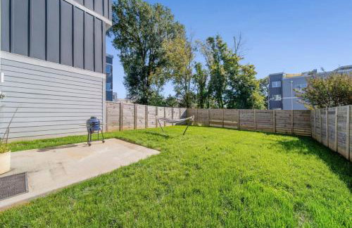 Modern 4-Story 3-BR Townhome with Rooftop Lounge - Foto 26