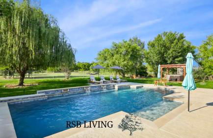 The Perfect Holiday Getaway 5BR 4BA with Pool and Hot Tub - Photo 1