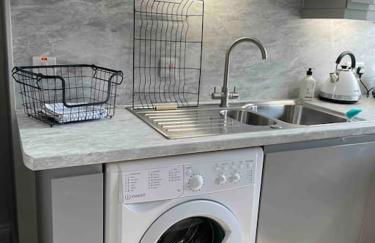 Lovely 2 bed apartment with hot tub log burner and off street parking - Foto 9